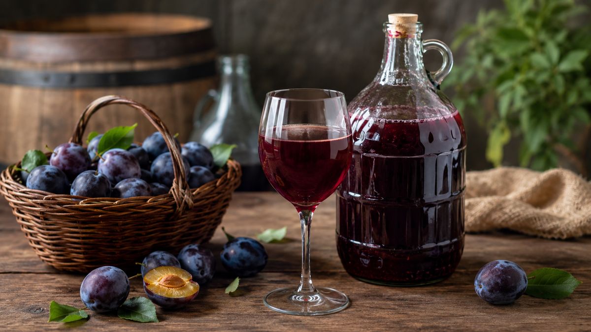 Przepis na wino ze śliwek bez drożdży – naturalnie i prosto